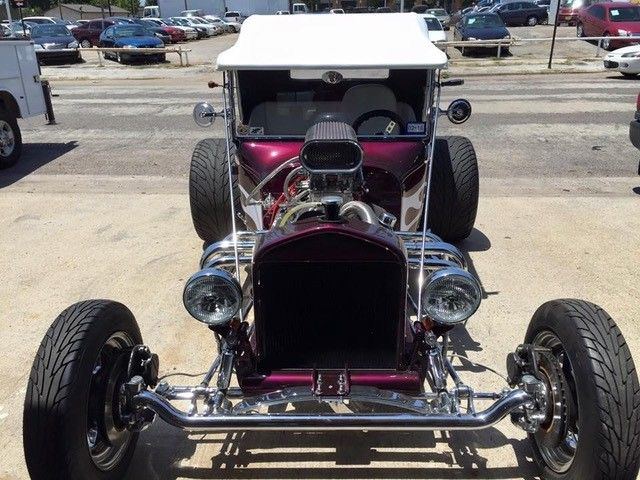 T-bucket hot rod, chassis up